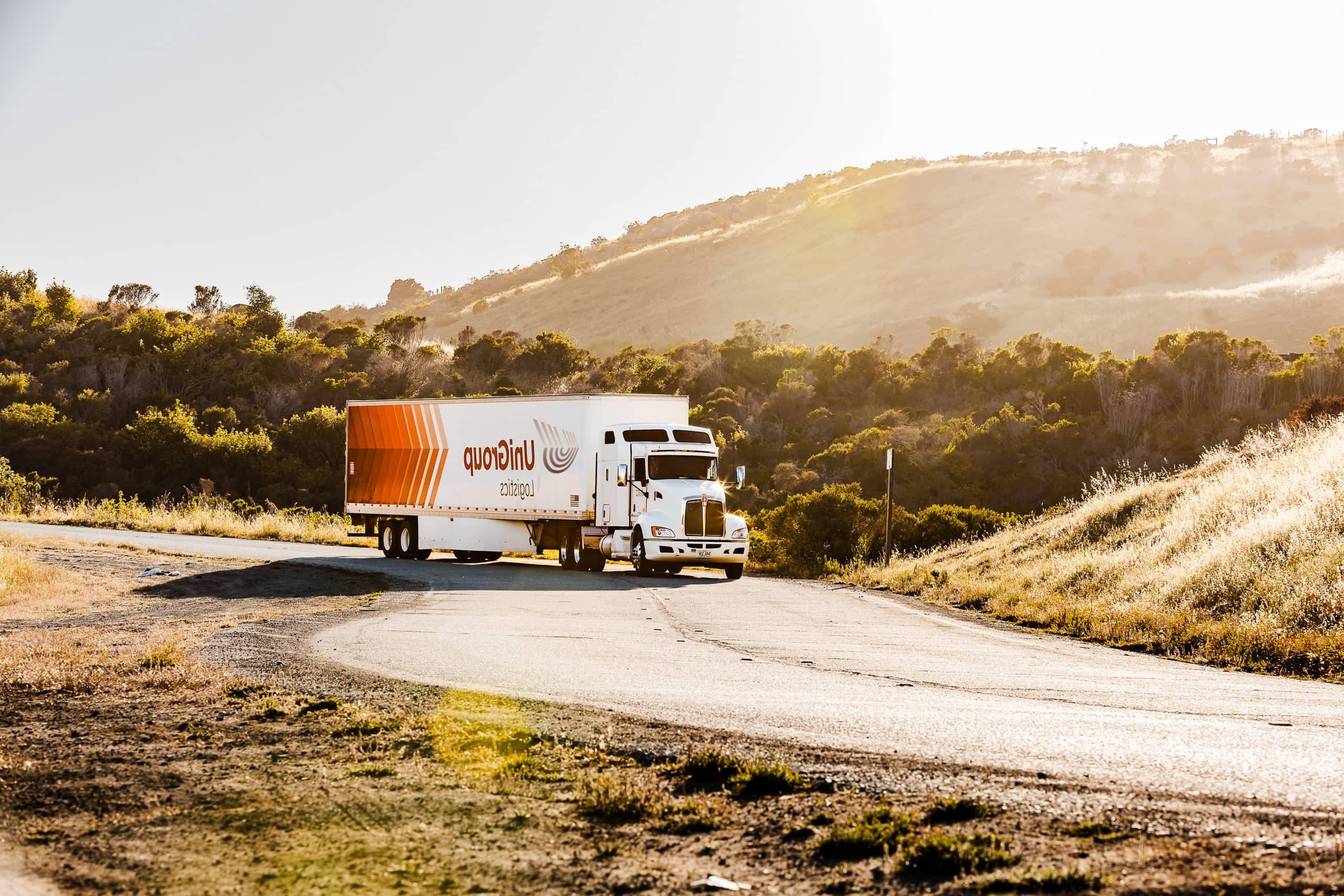 中国博彩平台 Logistics Truck on the Road